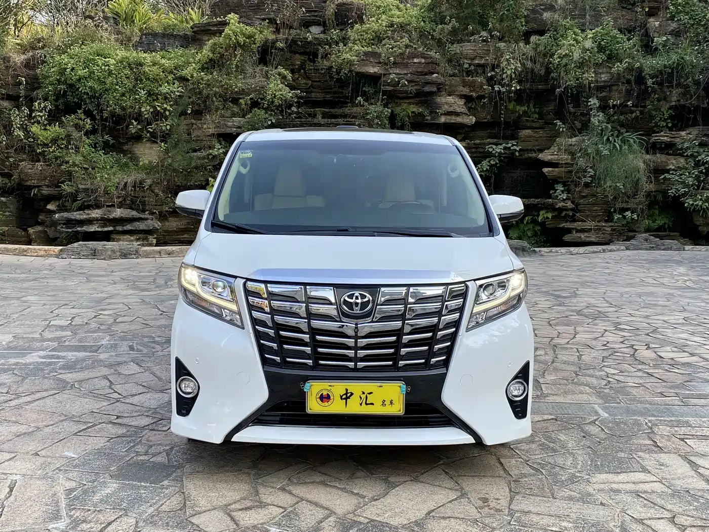 Toyota Alphard 2015 3.5L Premium Edition фото 2
