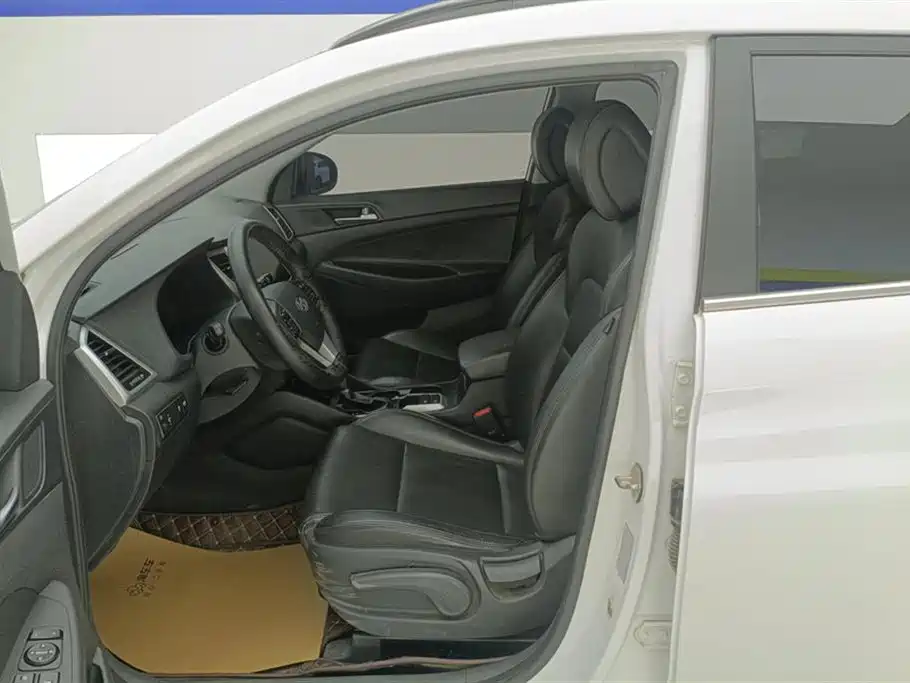 Hyundai Tucson 2015 2.0L Automatic 2WD Smart фото 9