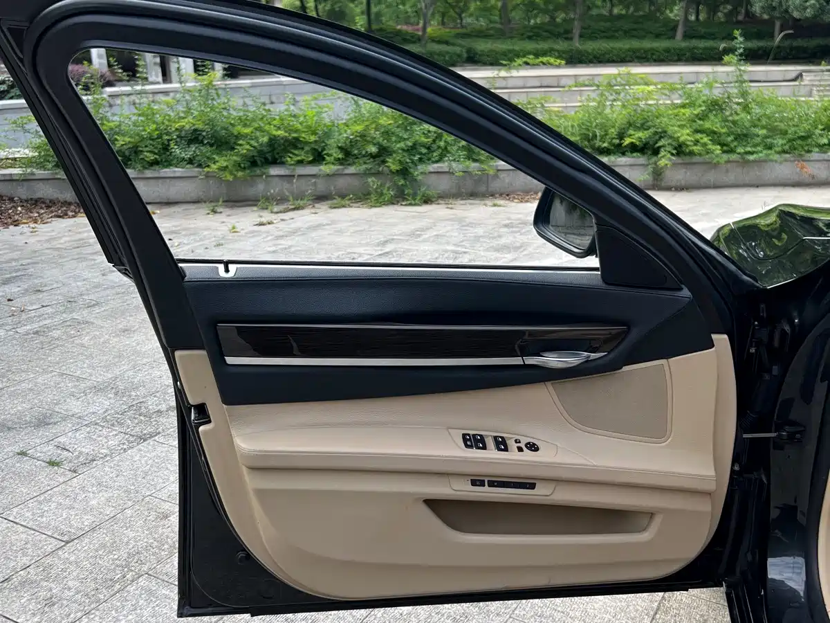 BMW 7 Series 2009 730Li Leading фото 23