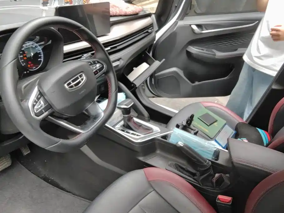 Фото 12 - Geely Vision X3