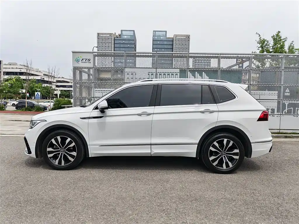 Volkswagen Tiguan L 2024 330TSI Automatic 2WD R-Line Premium Enjoyment Edition фото 9