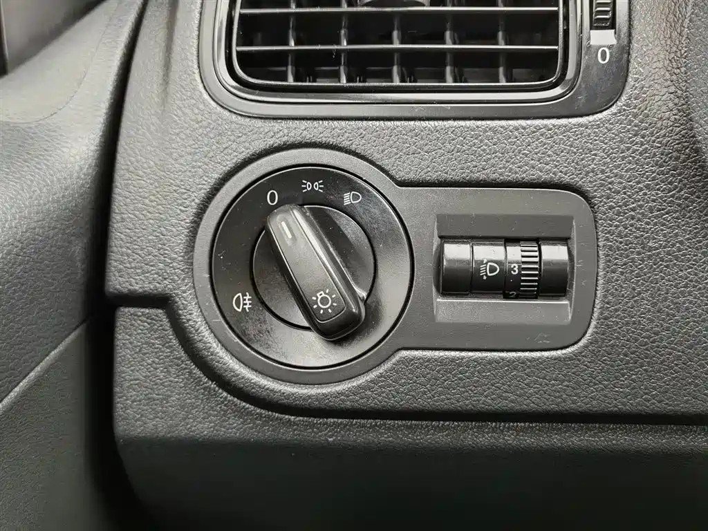 Volkswagen Polo 2013 1.4L Manual Trend Edition фото 21