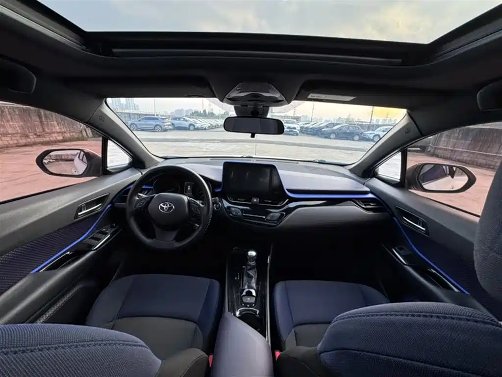 Toyota C-HR 2018 2.0L Leading Sunroof Edition V фото 18