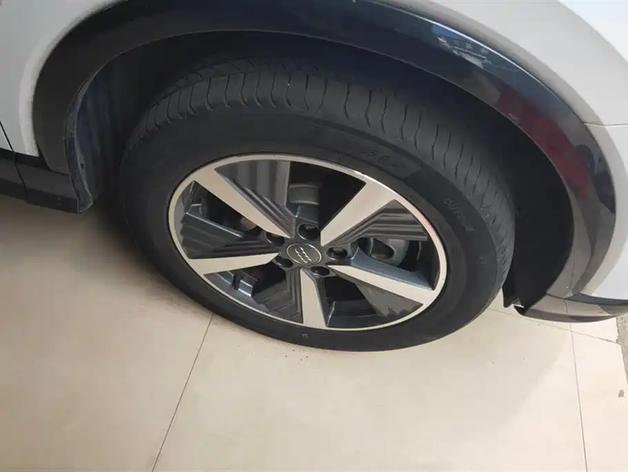 AUDI Q2L E-TRON