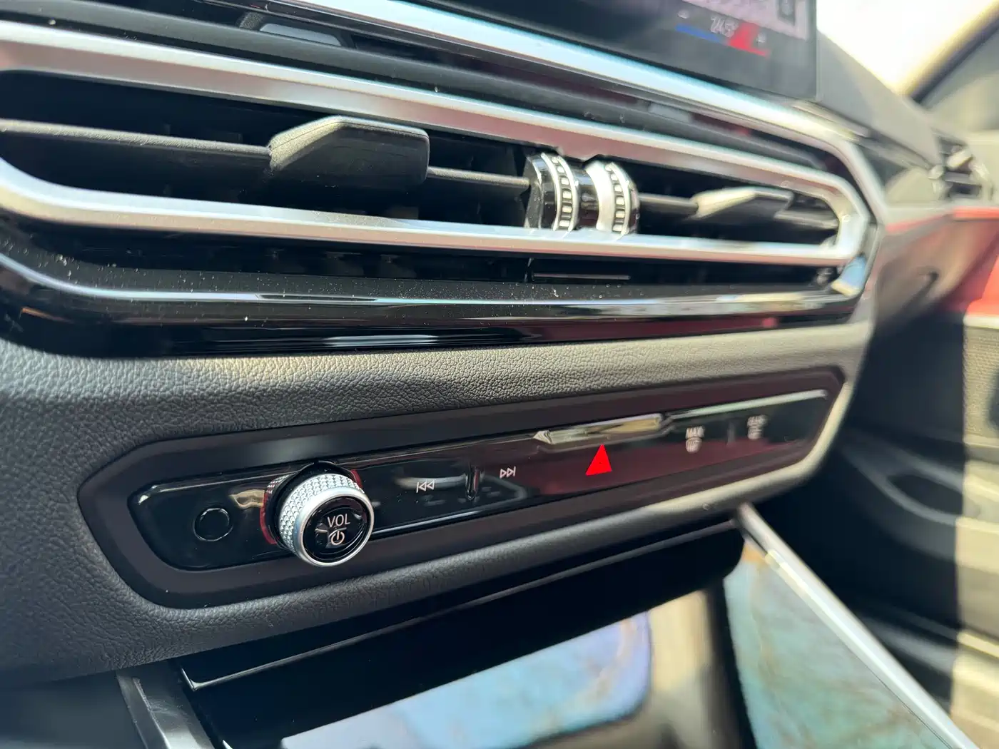 BMW 3 Series 2024 320i M Sport Package фото 9