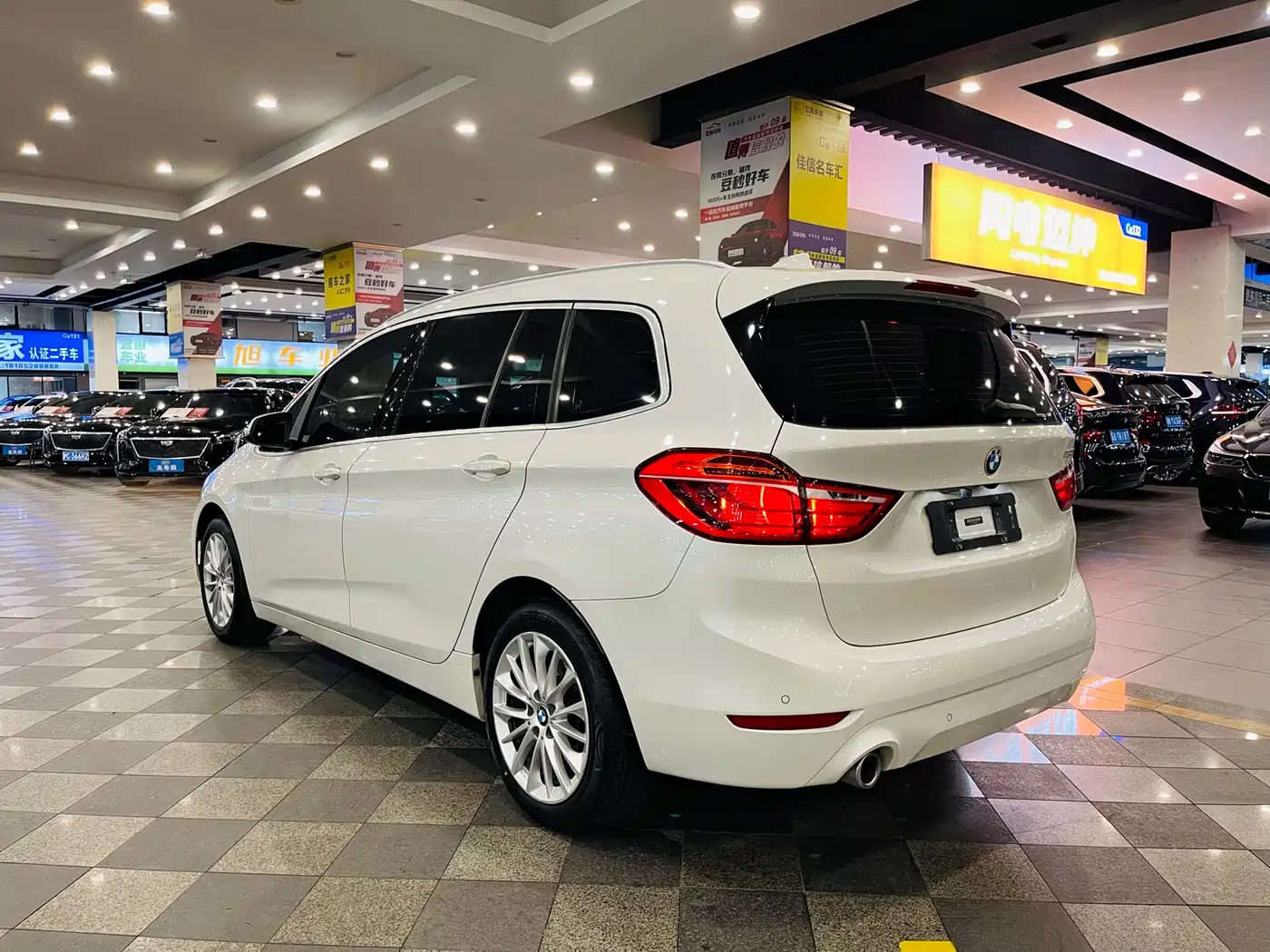 BMW 2 Series Gran Tourer 2019 220i Leading фото 12