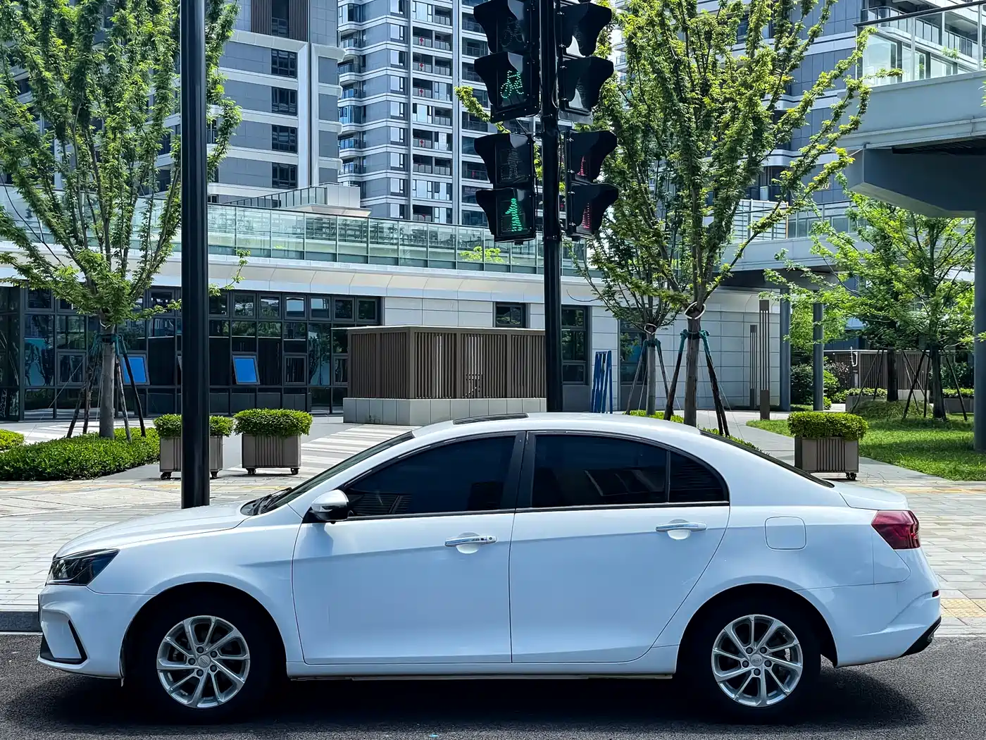 Фото 4 - Geely Emgrand