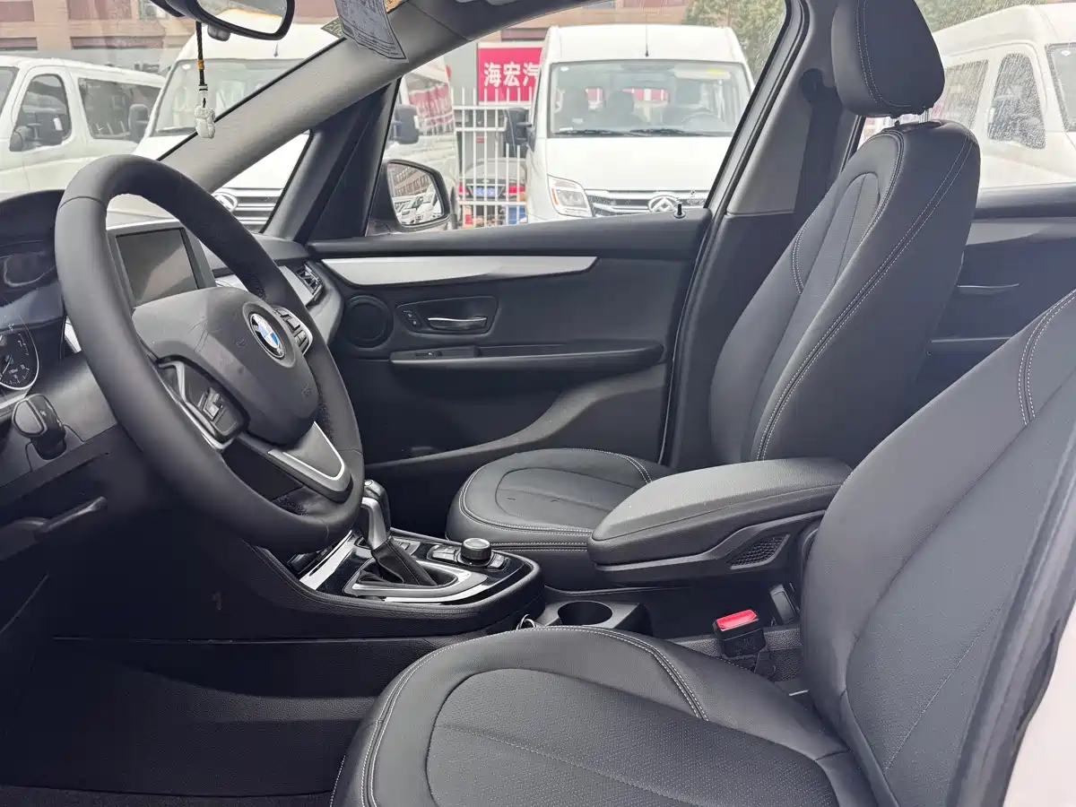 BMW 2 Series Touring 2018 218i Sport Line фото 10