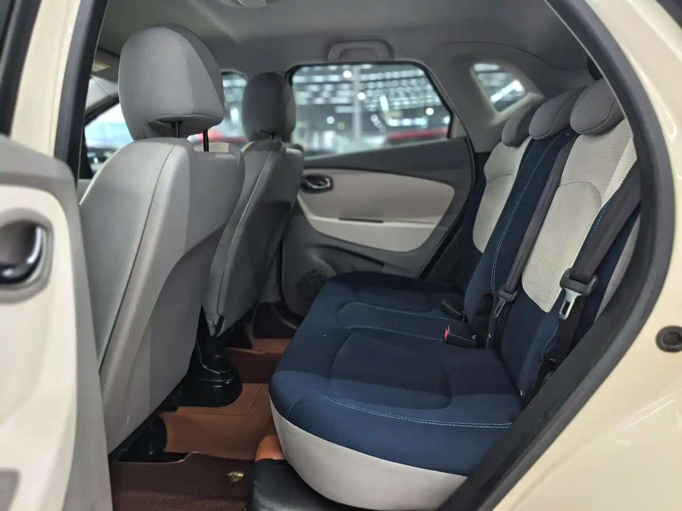 Renault Captur 2015 2015 Model 1.2T Automatic Standard Edition