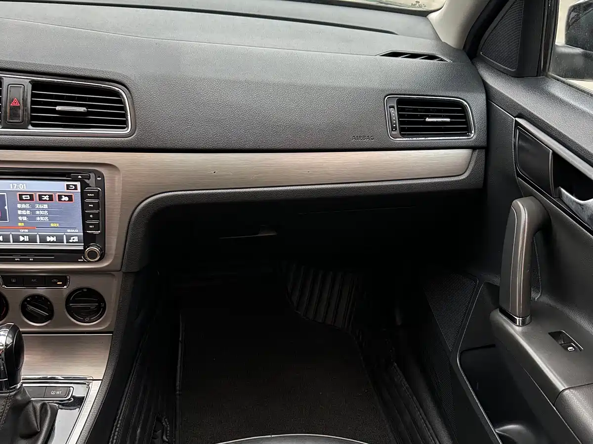 Volkswagen Lavida 2013 Facelift Classic 1.6L Automatic Comfort фото 14