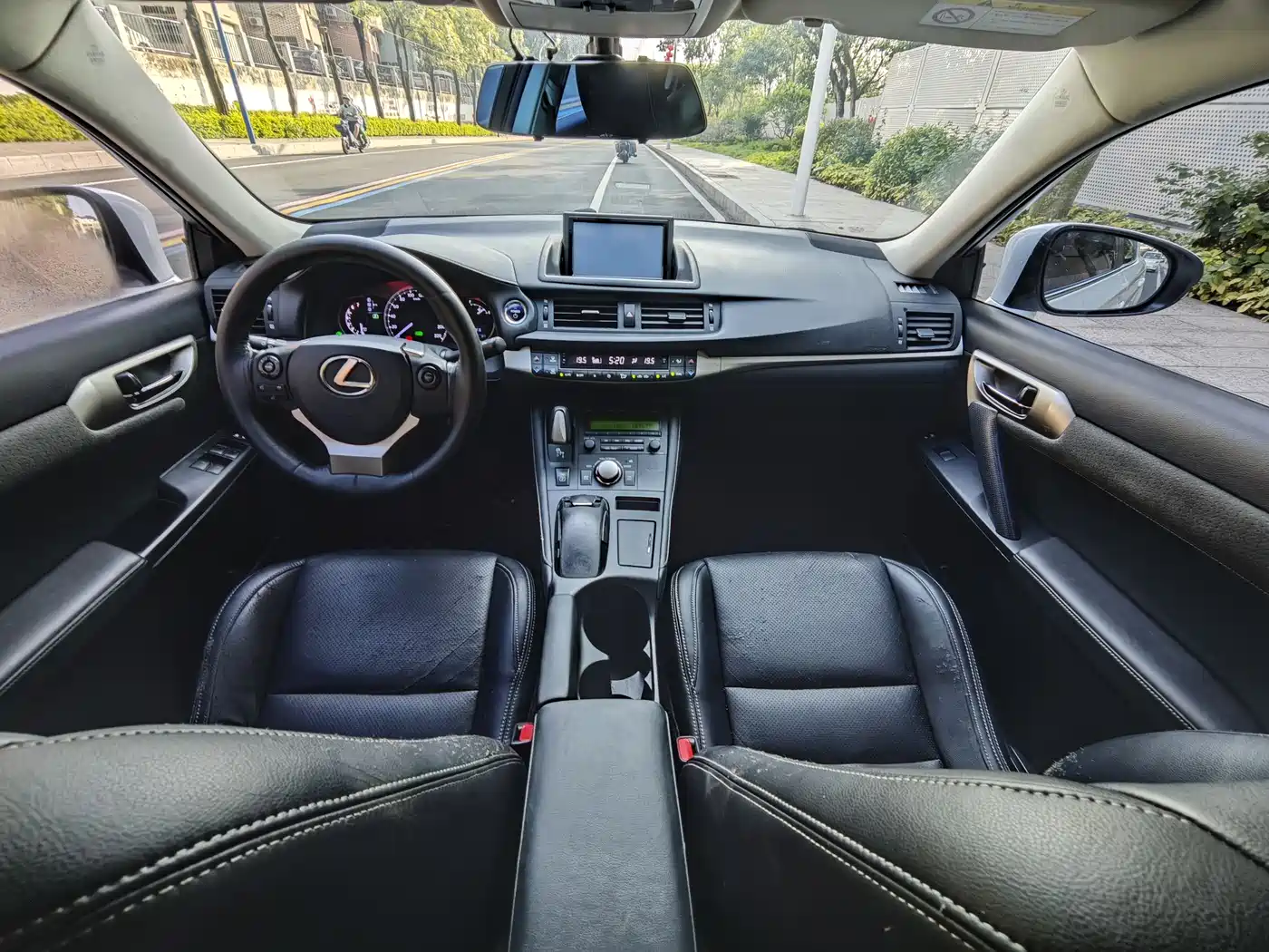 Lexus CT 2015 CT200h Dark Knight Edition фото 31