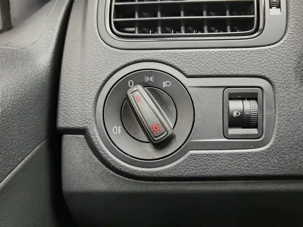 Volkswagen Polo 2016 1.4L Manual Trend фото 21