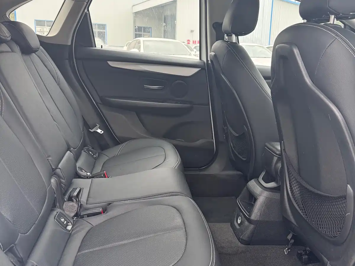 BMW 2 Series Touring 2018 218i Sport Line фото 14