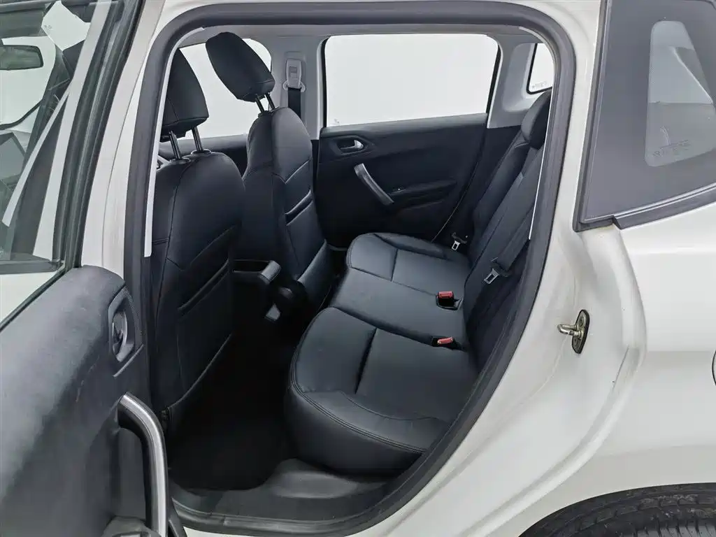 Peugeot 2008 2014 1.6L Automatic Trend Edition фото 15
