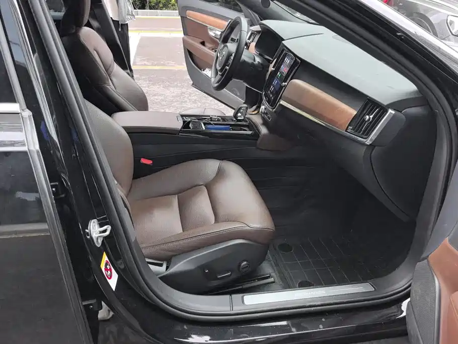 Volvo S90 Plug-in Hybrid 2023 2024 PHEV AWD Long Range Momentum Luxury Edition