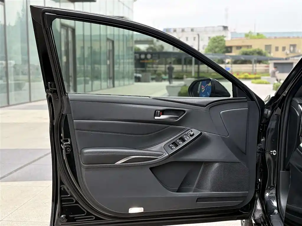 Toyota Avalon 2022 Hybrid 2.5L Luxury Edition фото 20
