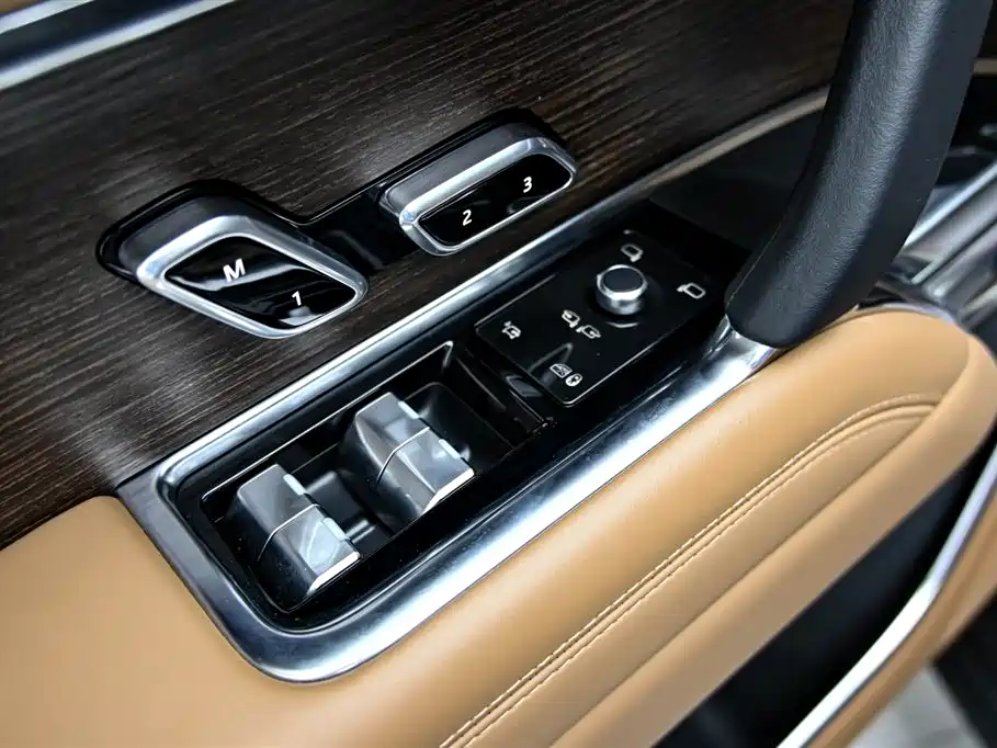 Land Rover Range Rover 2023 3.0 L6 360PS Golden Age Edition фото 23