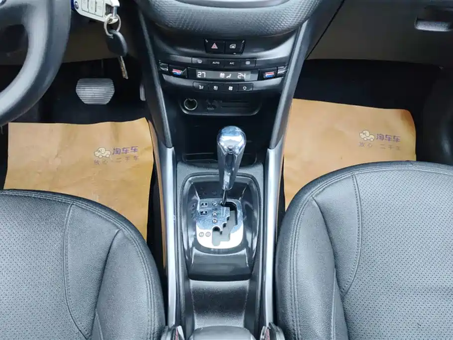Peugeot 2008 2014 1.6L Automatic Fashion Edition фото 16