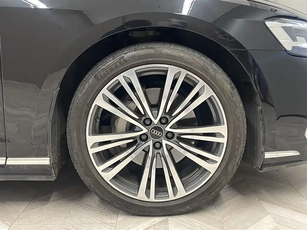 Photo 11 - Audi A8