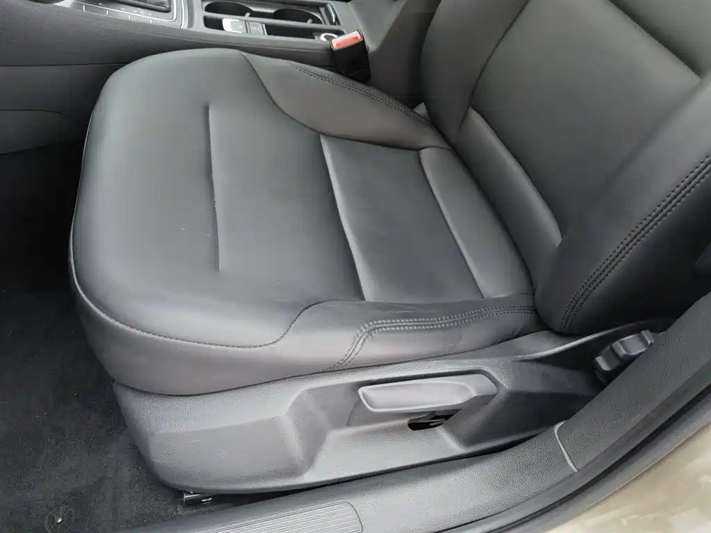 Volkswagen Golf 2016 1.6L Automatic Comfort фото 20
