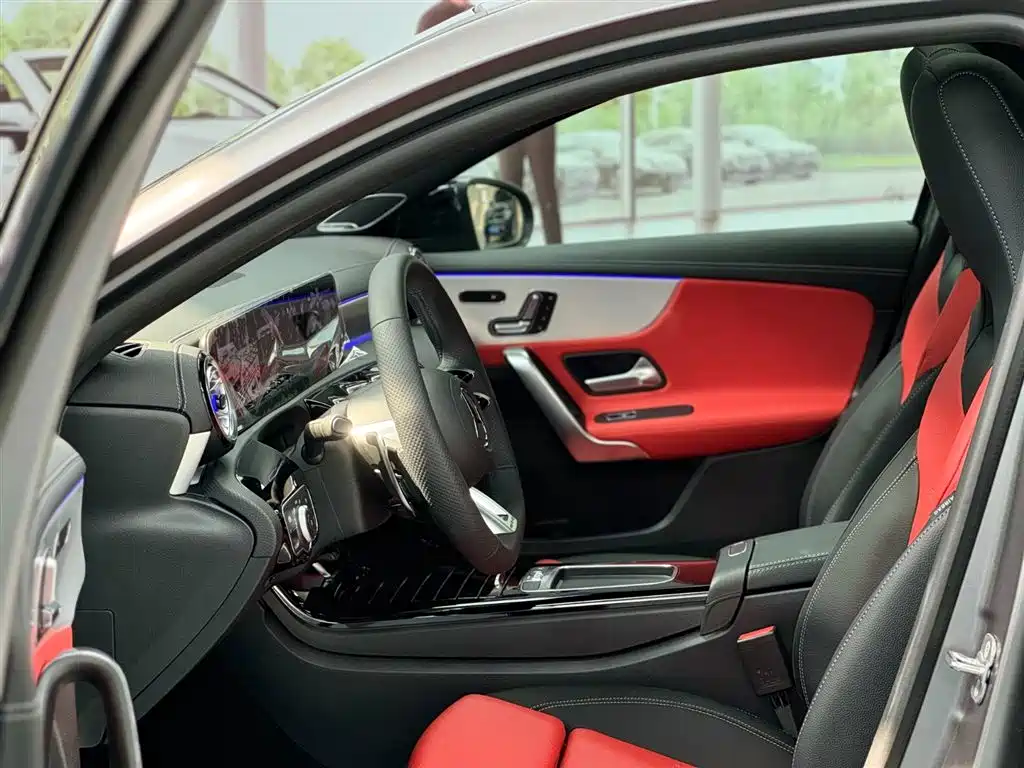 Mercedes-Benz A-Class AMG (Import) 2025 AMG A 35 4MATIC фото 5
