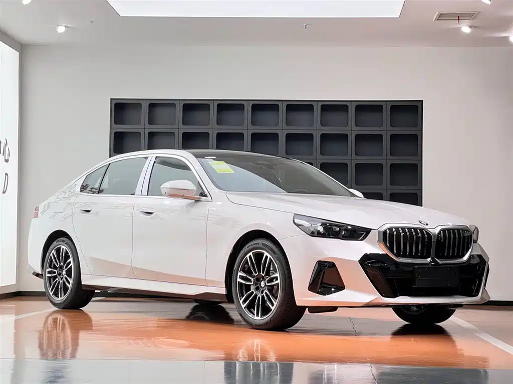 BMW 5 Series 2025 530Li Leading M Sport Package фото 3
