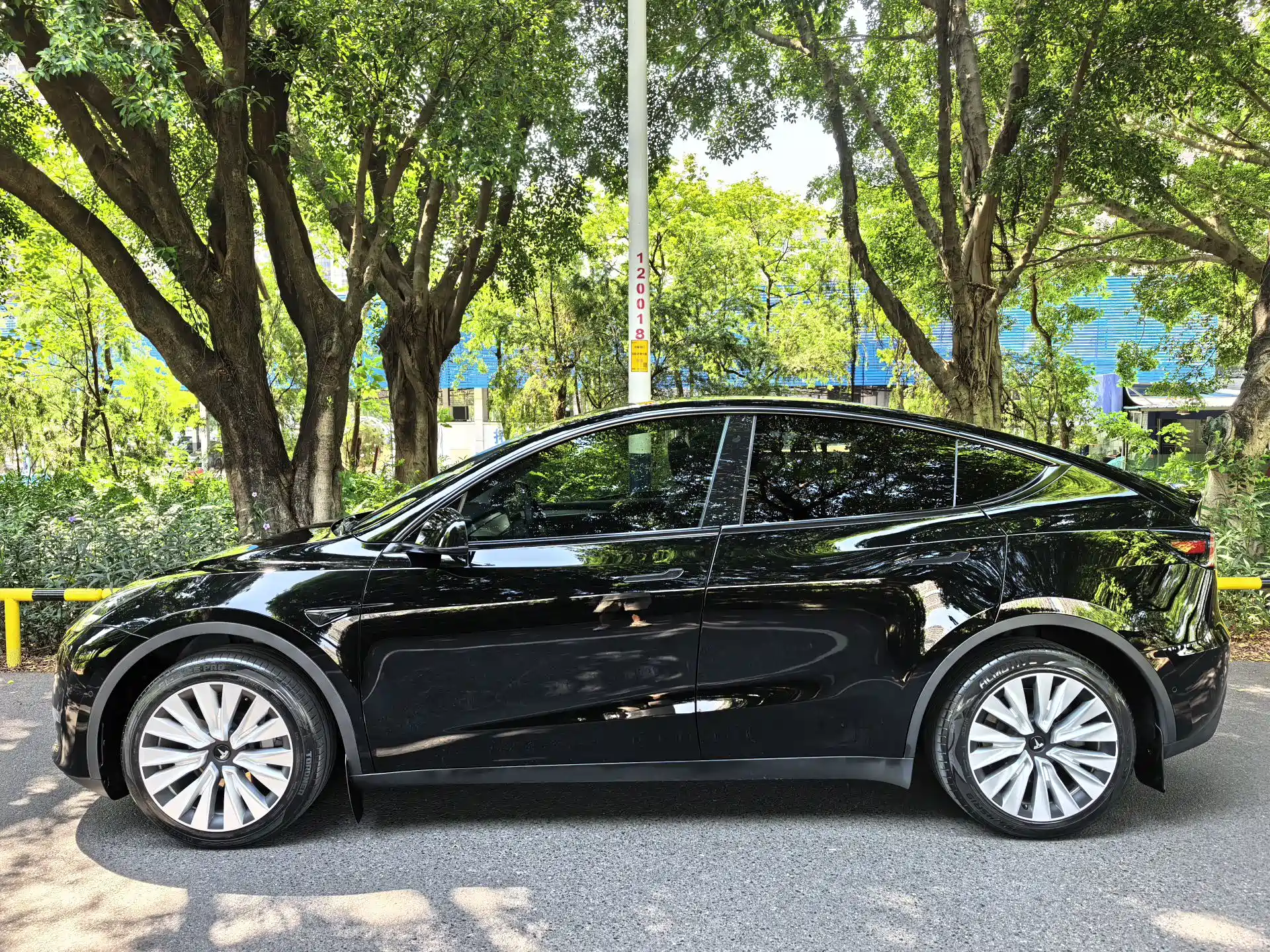 Photo 3 - Tesla Model Y