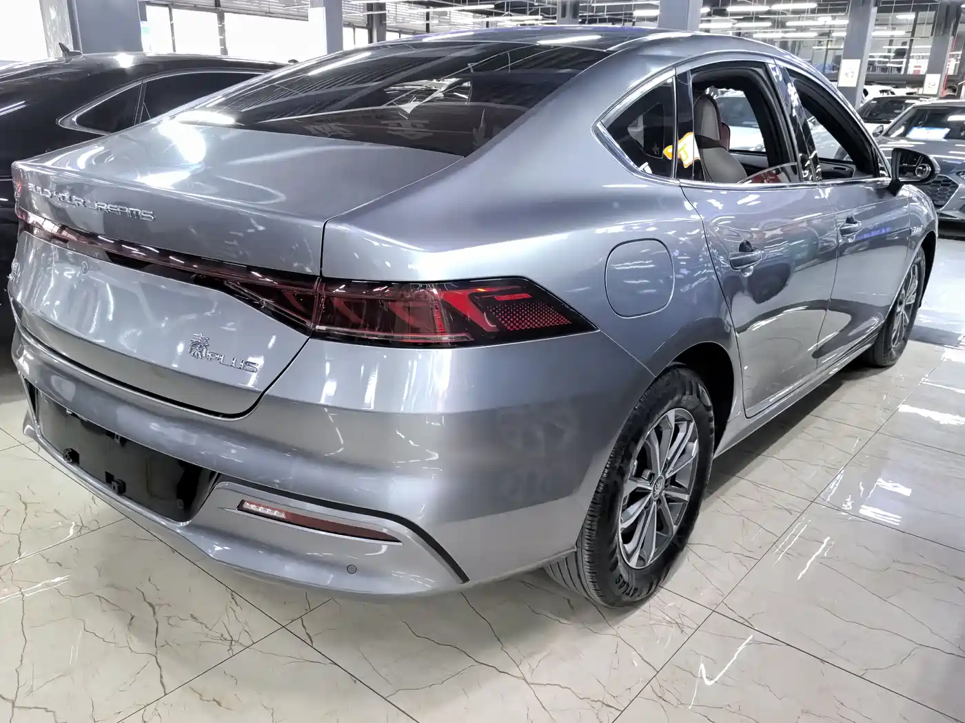 BYD Qin PLUS 2024 Glory Edition DM-i 55KM Leading фото 6