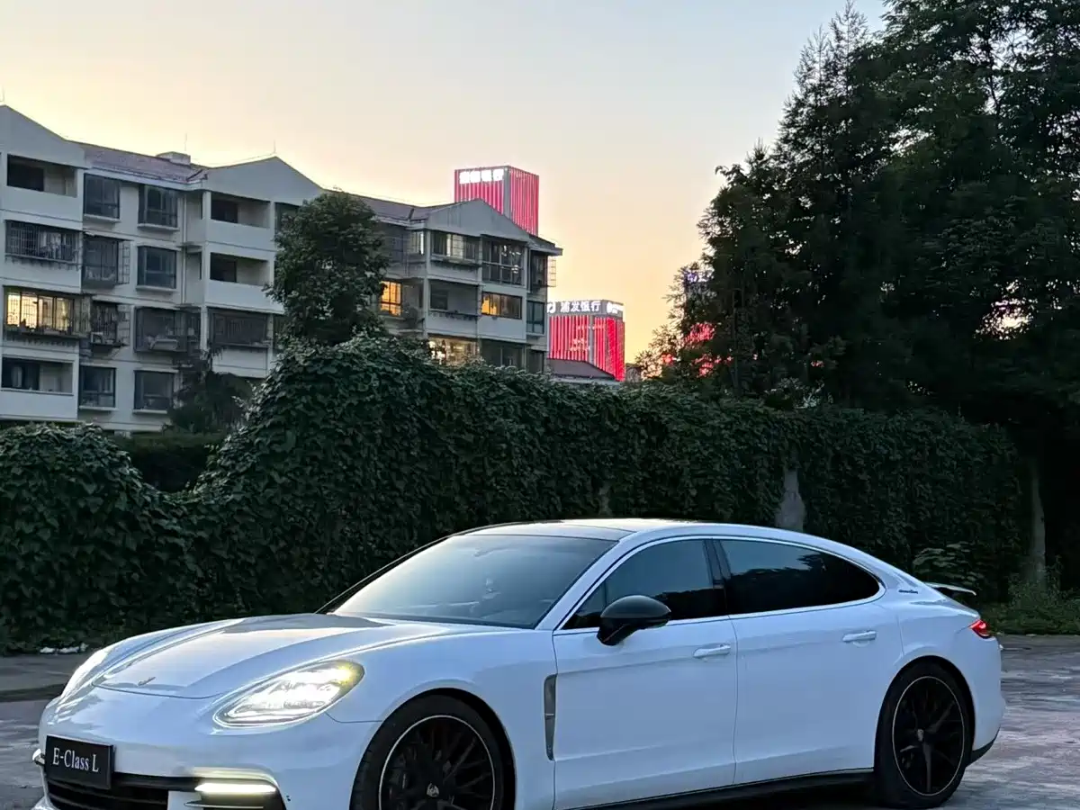 Фото 1 - Porsche Panamera