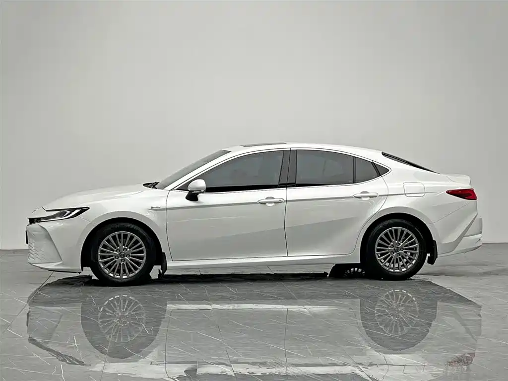 Toyota Camry 2024 Hybrid 2.0HE Elite Edition фото 3