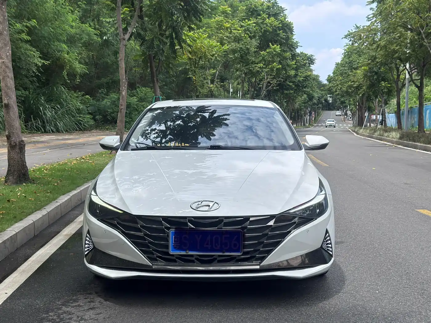 Photo 2 - Hyundai Elantra