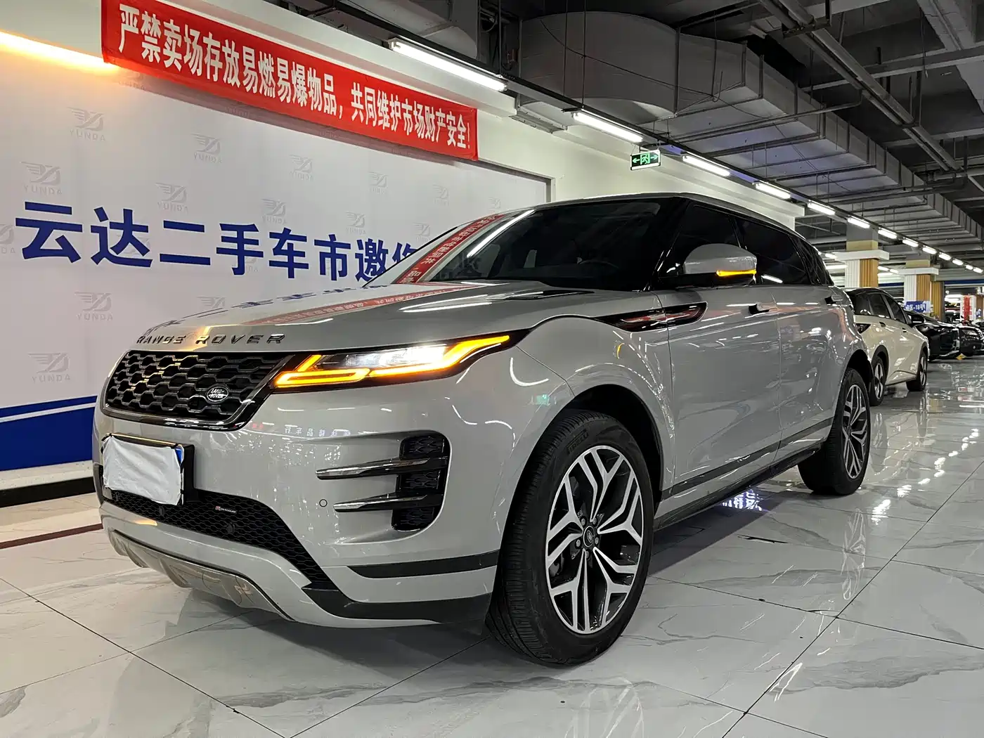 Land Rover Range Rover Evoque 2022 Range Rover Evoque L 249PS R-Dynamic Luxury Edition фото 2