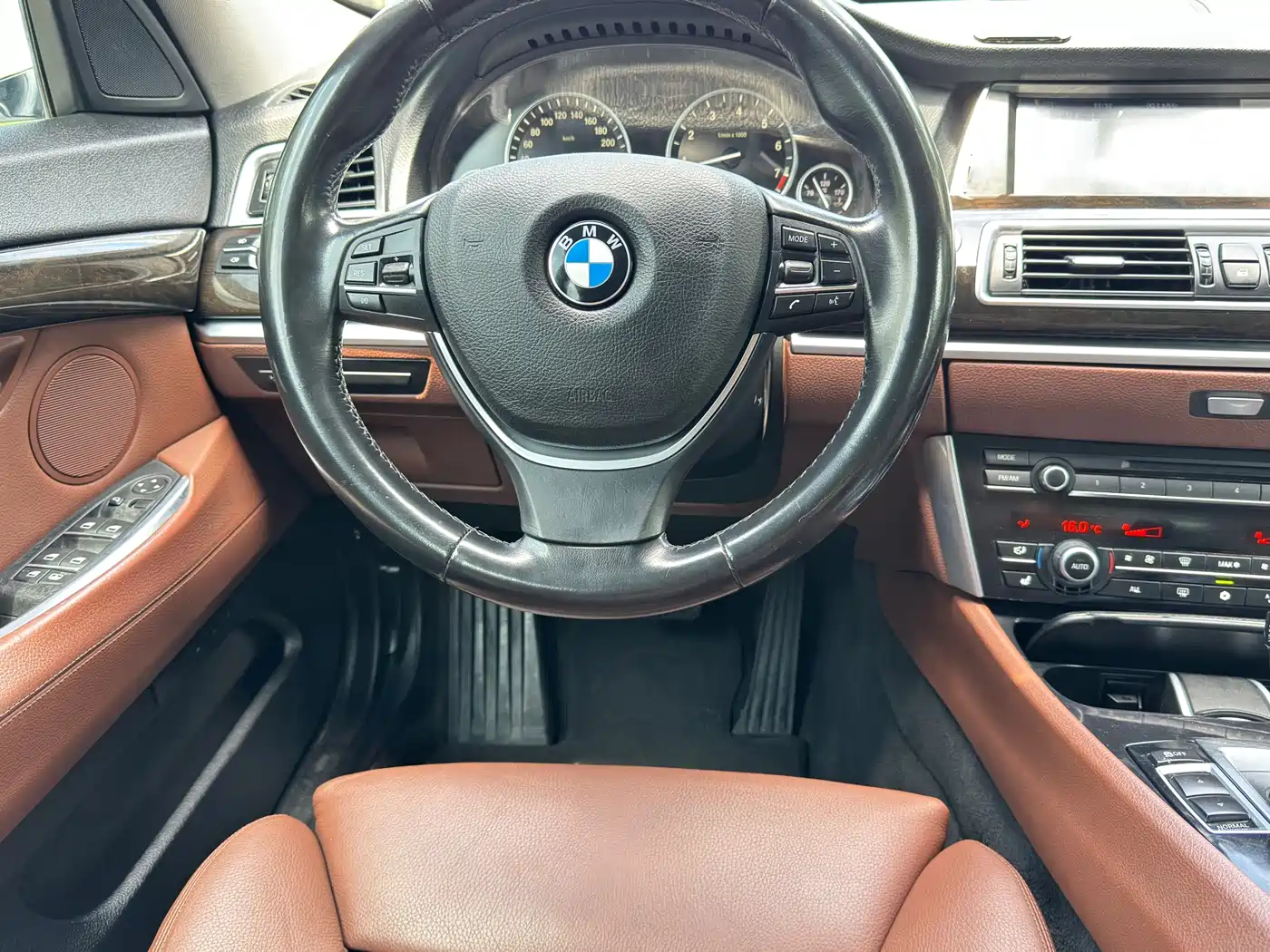 BMW 5 Series GT 2010 535i Luxury Model фото 8