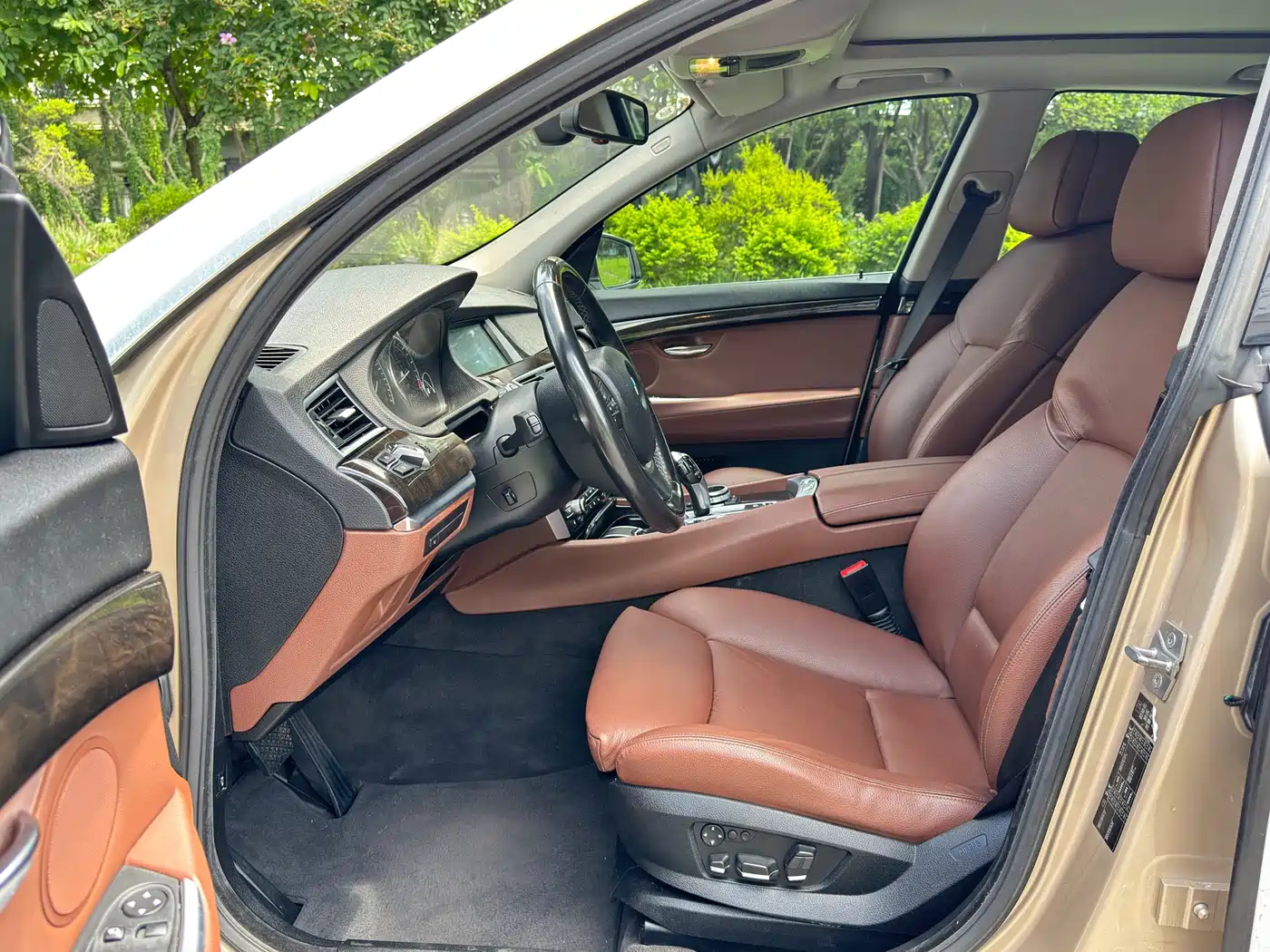 BMW 5 Series GT 2010 535i Luxury Model фото 11