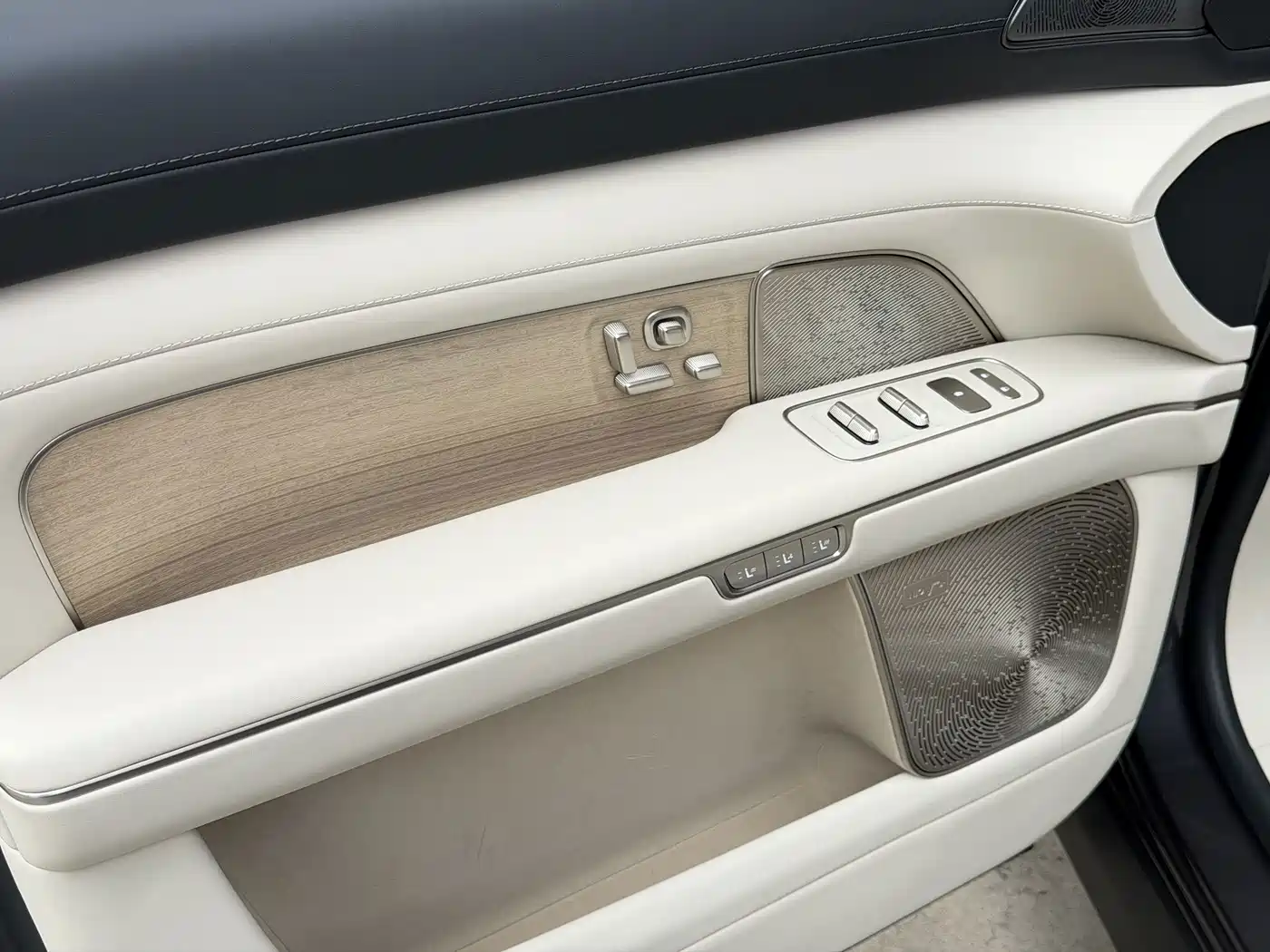 NIO ES8 2026 2025 Model 6-Seat Executive Luxury Edition