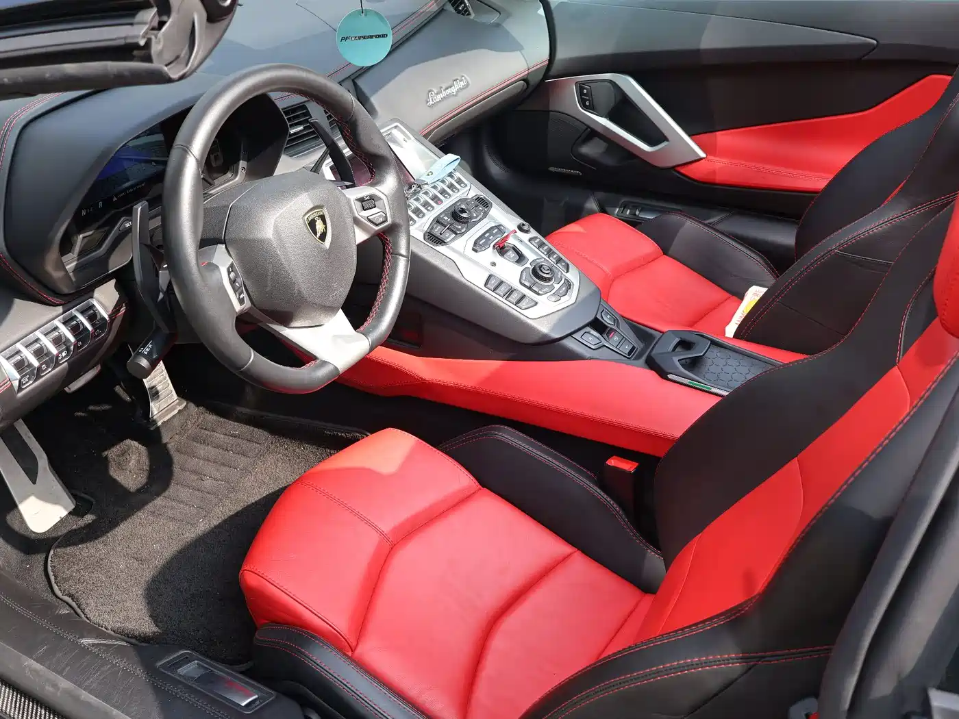 LAMBORGHINI AVENTADOR