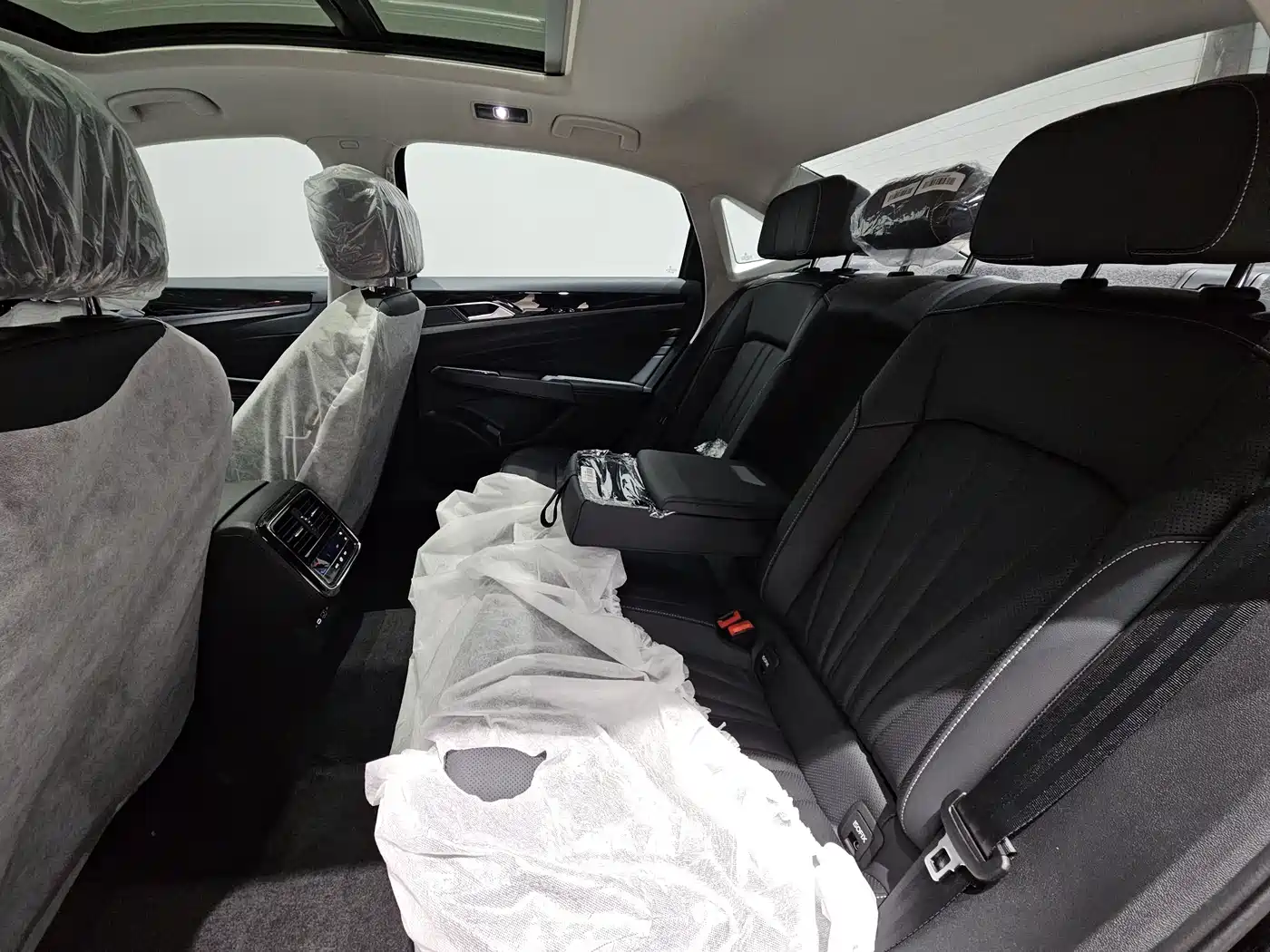 Volkswagen Passat 2025 Outstanding 330TSI Starlight Elite Edition фото 15