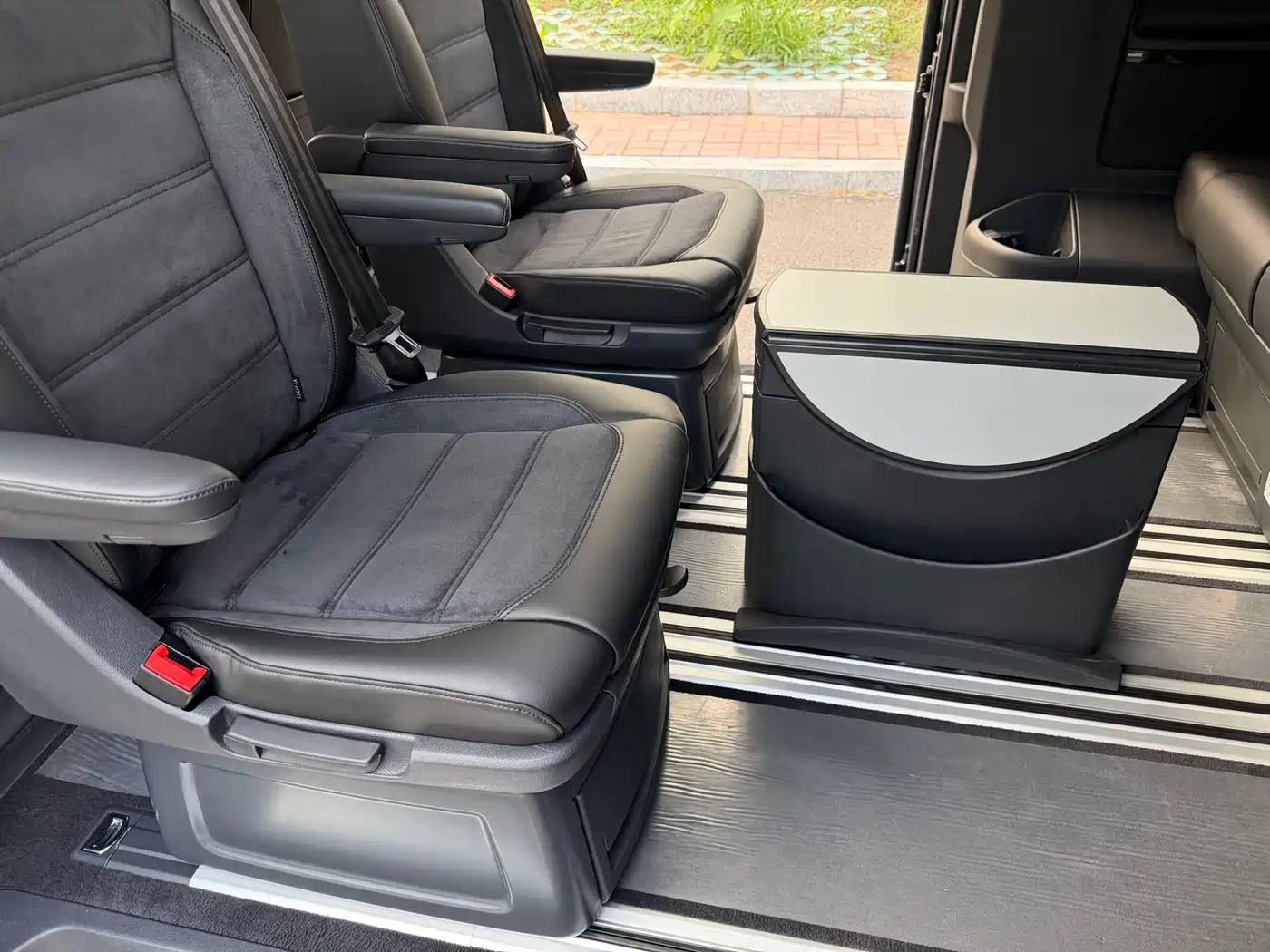 Volkswagen Multivan 2018 2.0TSI 4WD Explorer Edition 7-Seater фото 16