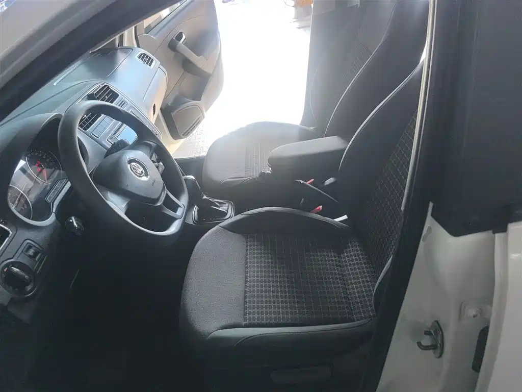 Volkswagen Polo 2014 1.6L Automatic Comfort Edition фото 15