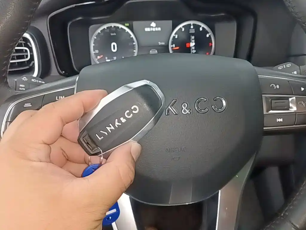 Фото 9 - Lynk & Co 01