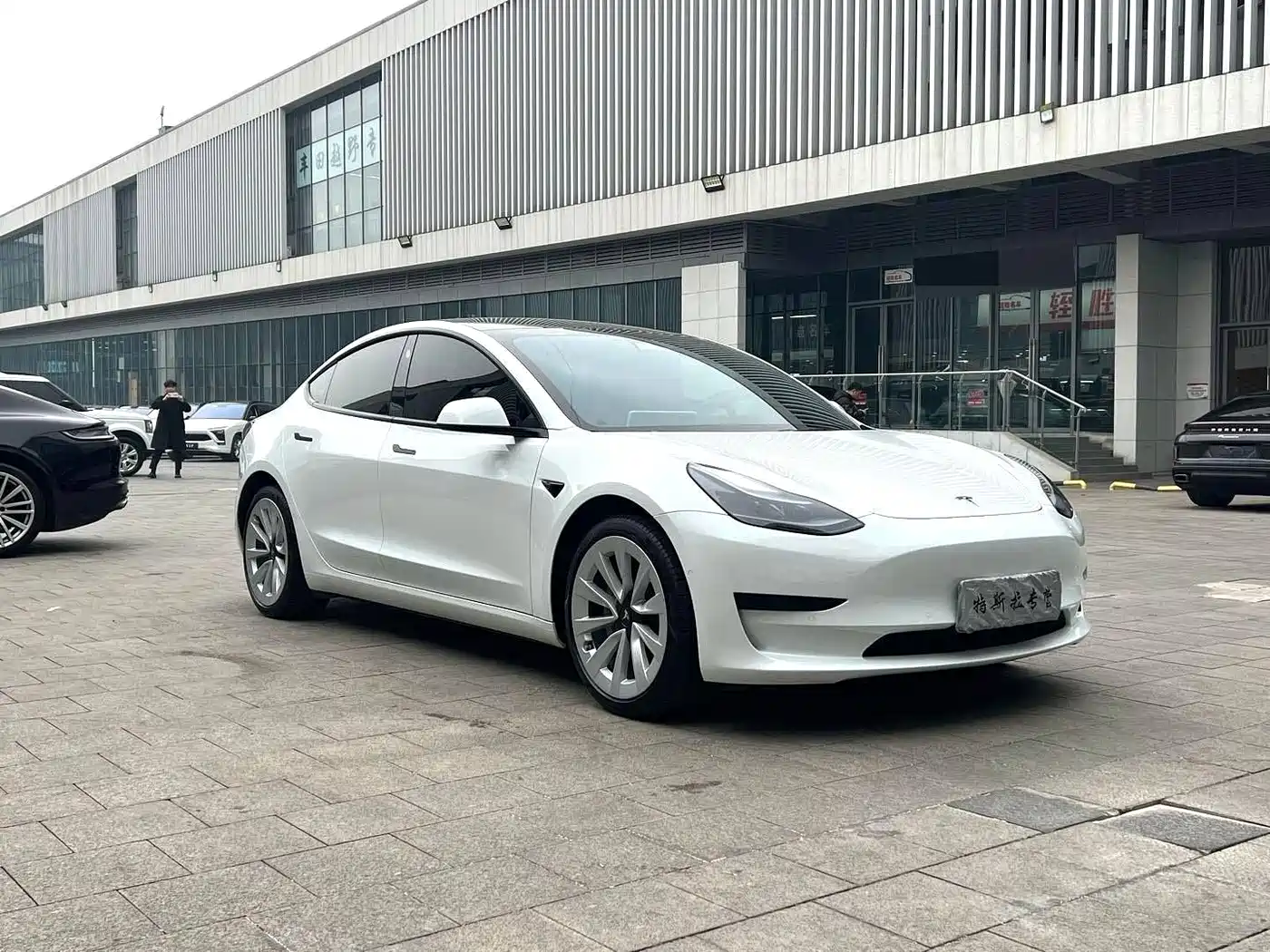 TESLA MODEL 3