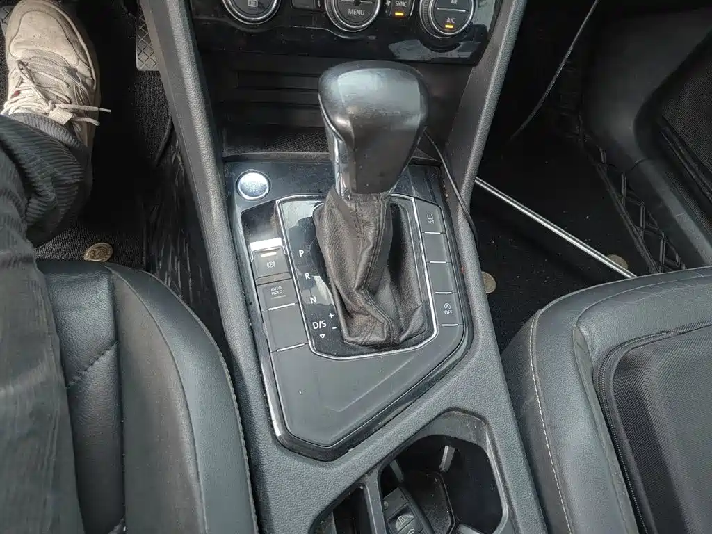Photo 17 - Volkswagen Tiguan L