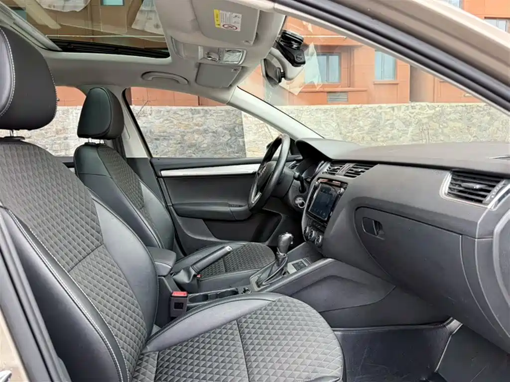 Škoda Octavia 2018 TSI280 DSG Luxury Edition фото 22