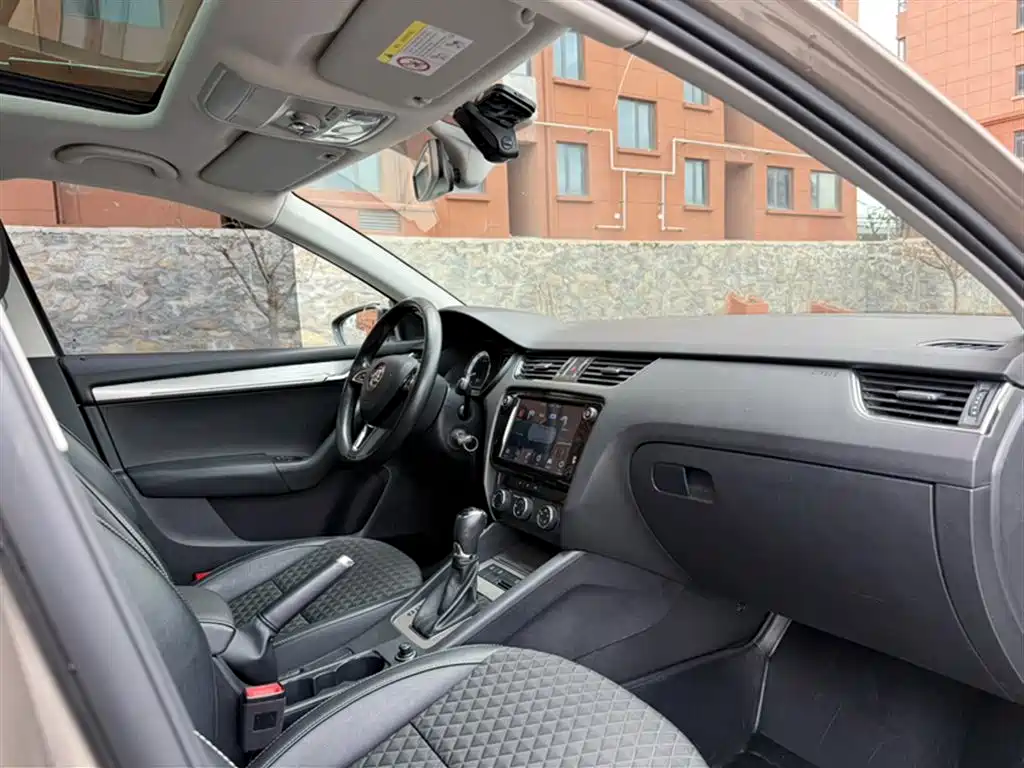 Škoda Octavia 2018 TSI280 DSG Luxury Edition фото 20
