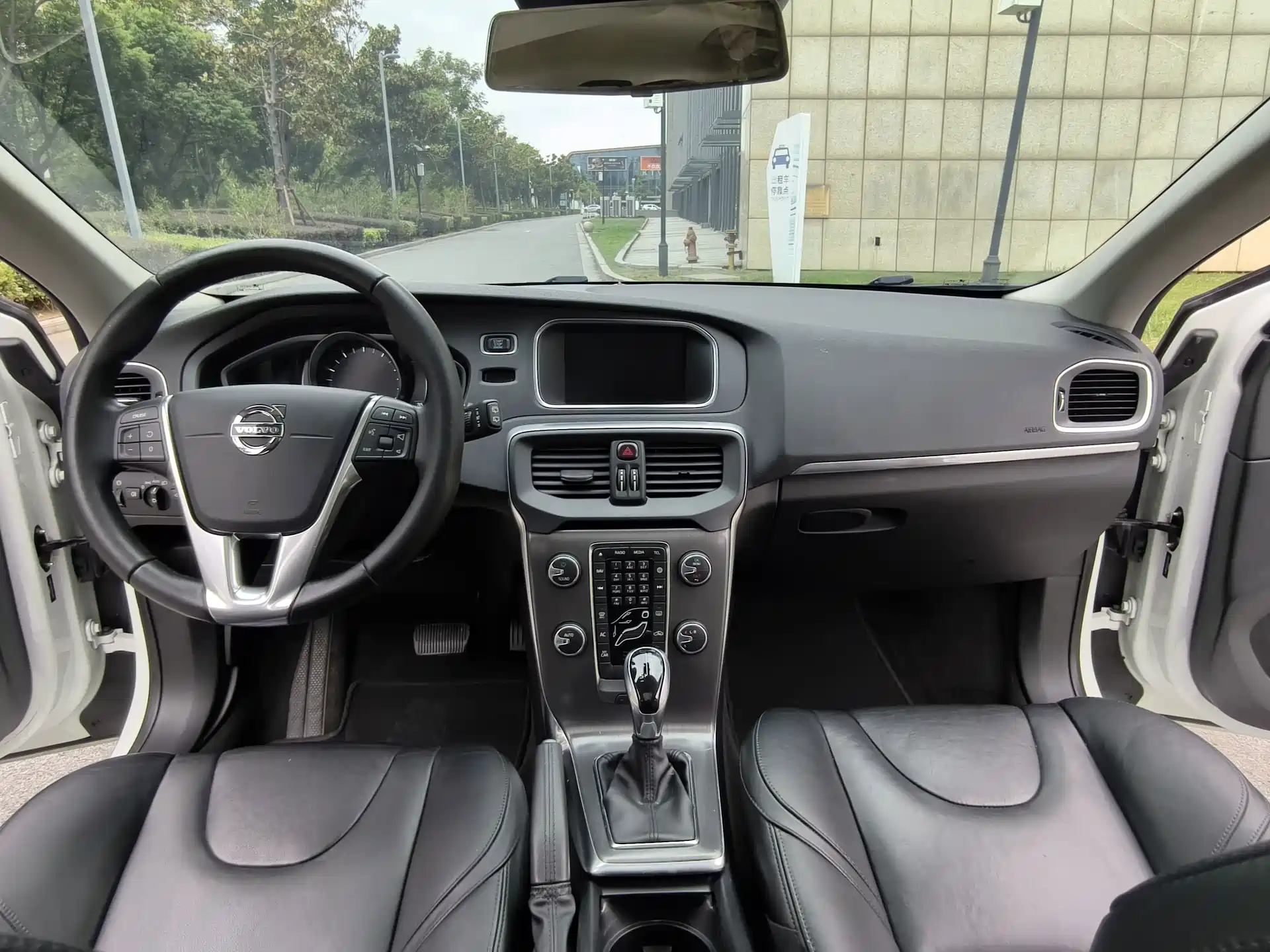Photo 8 - Volvo V40