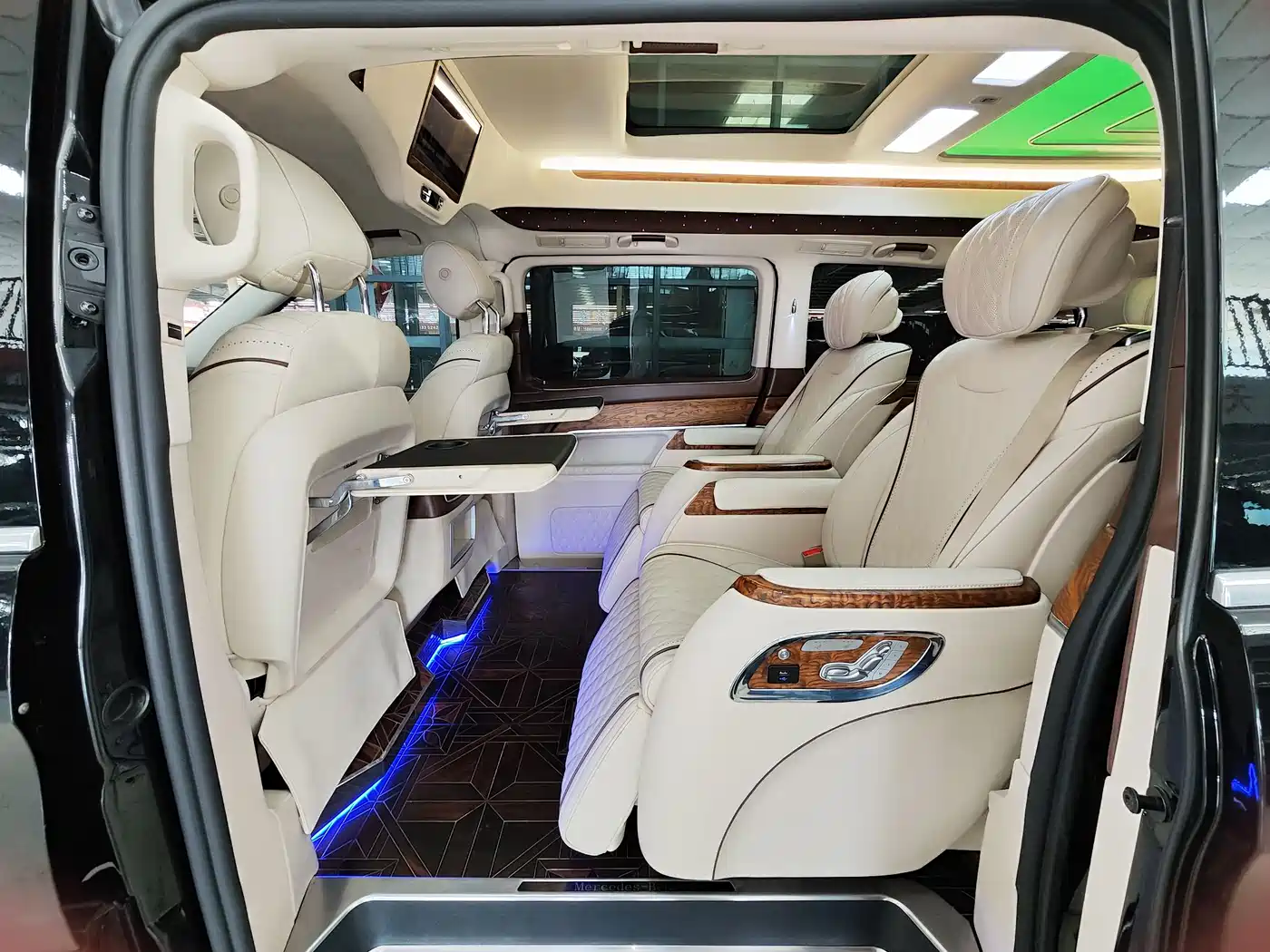 Mercedes-Benz V-Class 2018 V 260 L Premium Long Wheelbase Edition China VI фото 10