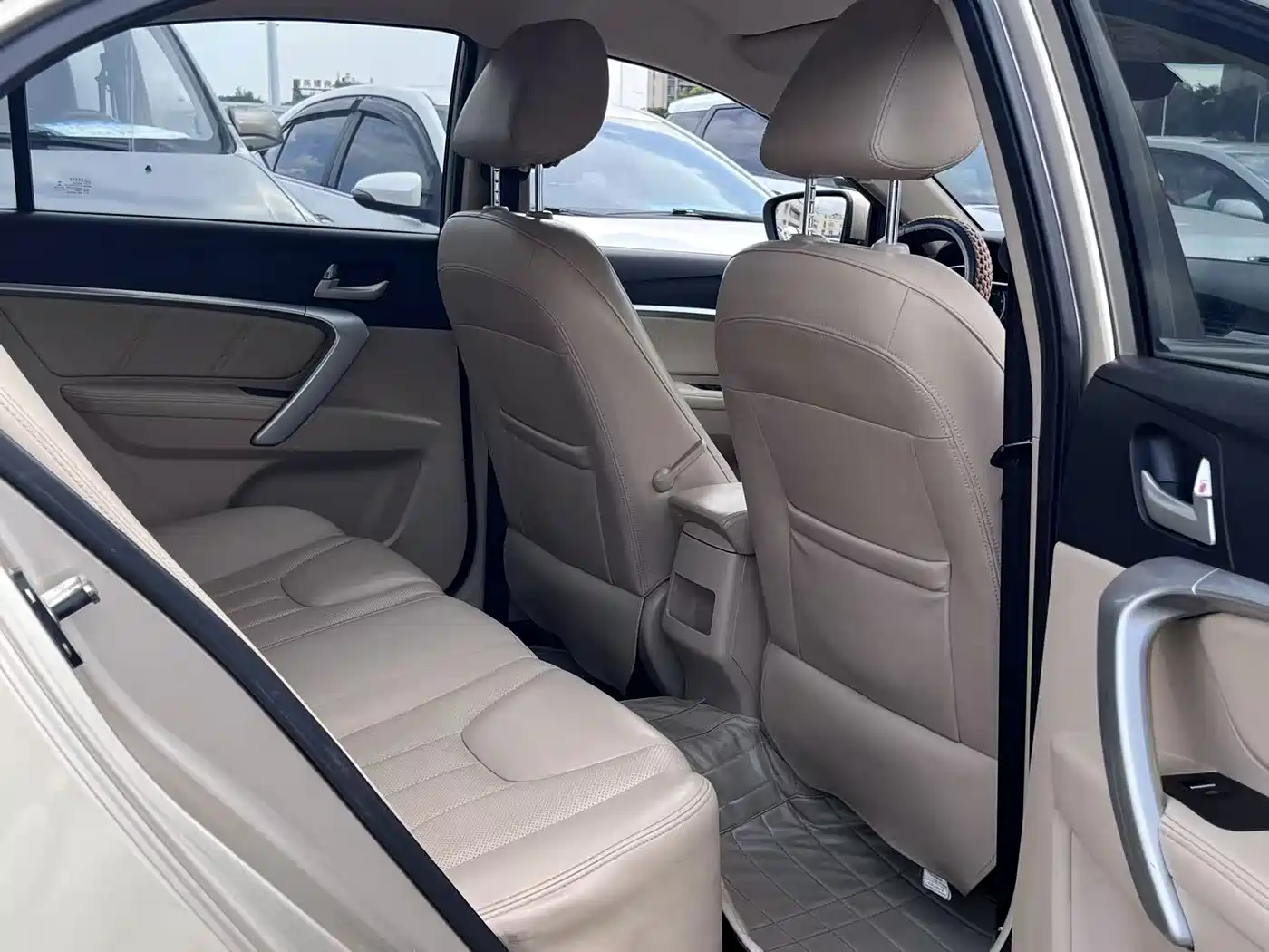Фото 9 - Geely Emgrand