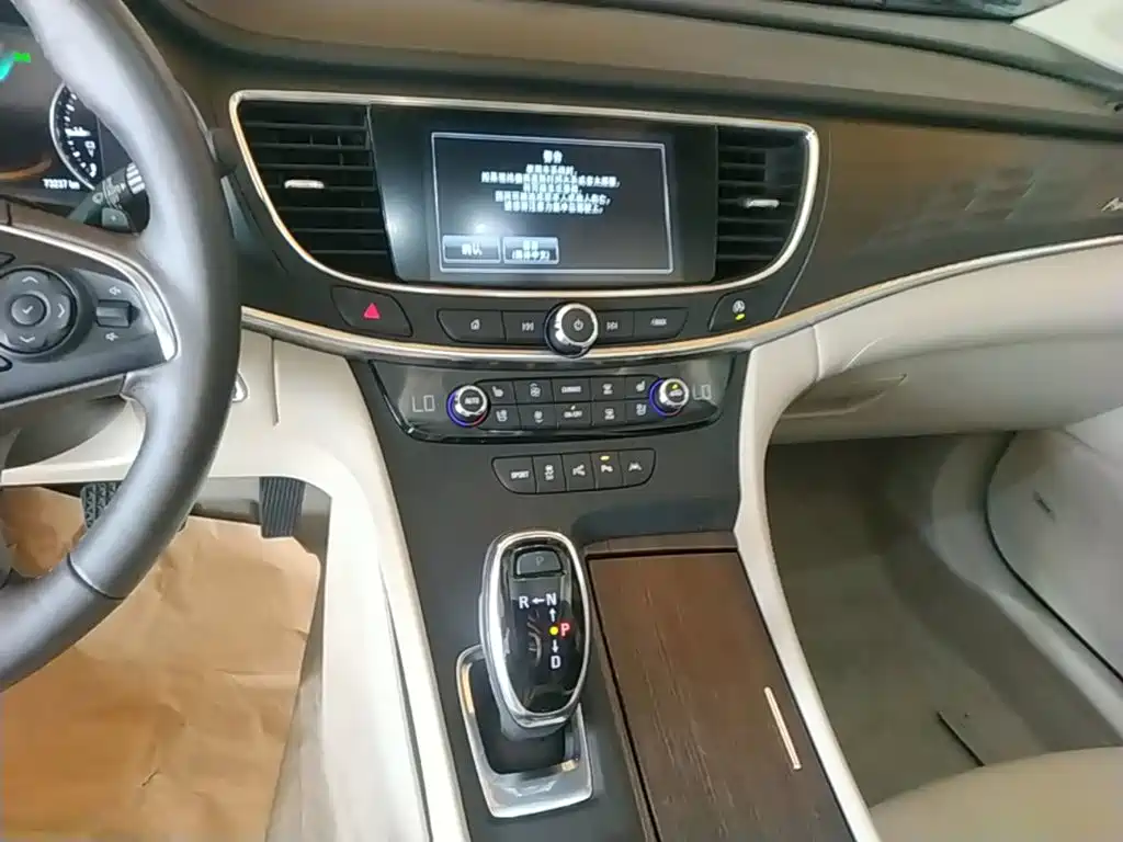 Фото 13 - Buick LaCrosse