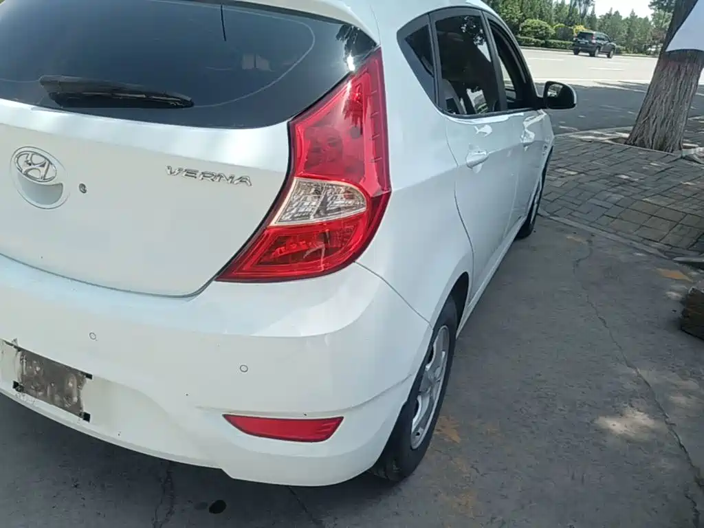Hyundai Reina 2016 2016 1.4L Automatic GLX Leading
