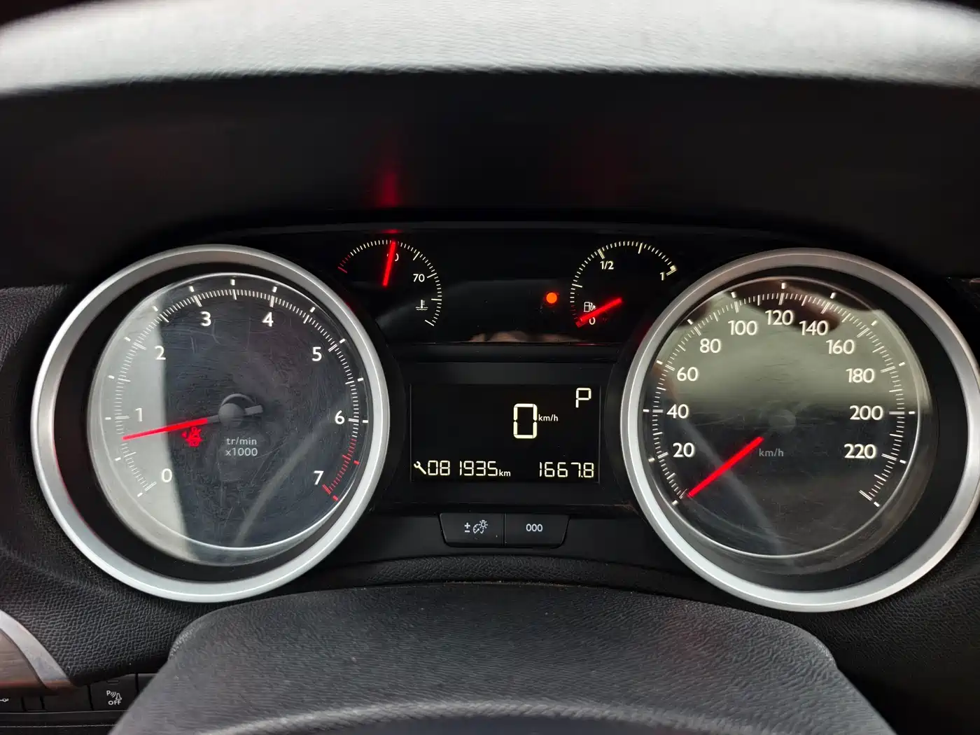 Peugeot 408 2015 Model 1.2T Automatic Luxury Edition фото 11